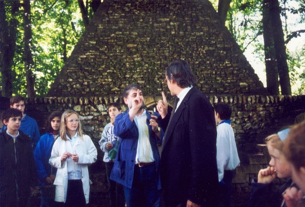 Daniel Rabreau et Olivier Choppin de Janvry devant la pyramide du Désert de Retz, 1988 (cl. Ghamu). Daniel Rabreau et Olivier Choppin de Janvry devant la pyramide du Désert de Retz, 1988 (cl. Ghamu).