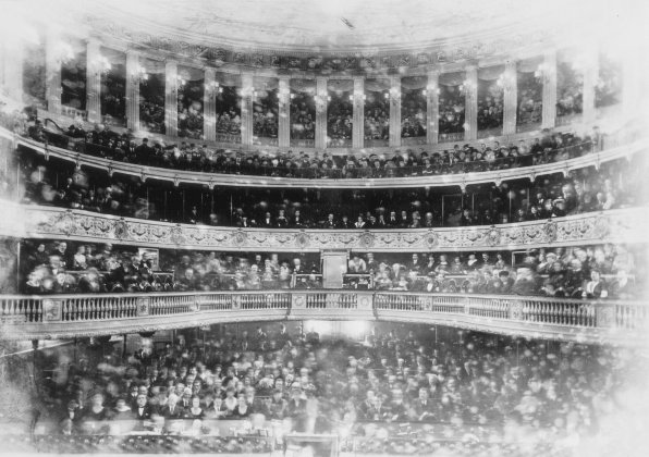 Intérieur de la salle de théâtre de Besançon avant sa destruction.
Photographie de Maurice Meusy, 1925. Intérieur de la salle de théâtre de Besançon avant sa destruction.
Photographie de Maurice Meusy, 1925.