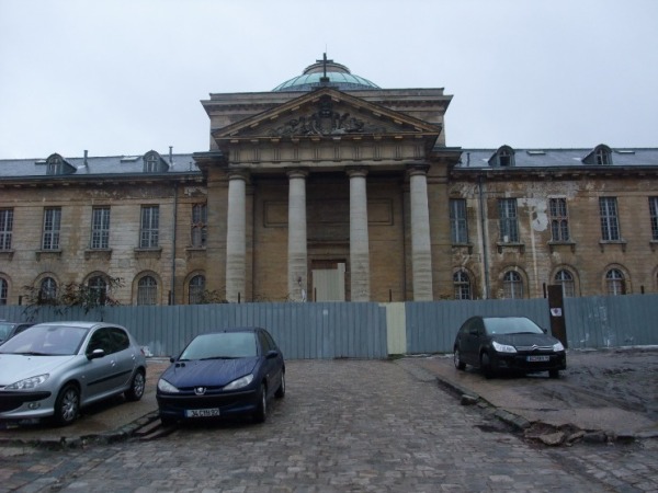 Charles-François d'Arnaudin, Hôpital Richaud, Façade donnant sur le Boulevard de la Reine, Versailles. État le 10/2/09
© D. Rykner Charles-François d'Arnaudin, Hôpital Richaud, Façade donnant sur le Boulevard de la Reine, Versailles. État le 10/2/09
© D. Rykner