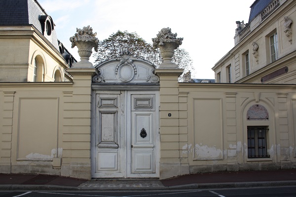 Entrée de l'hôtel de Noailles, Saint-Germain-en-Laye. Entrée de l'hôtel de Noailles, Saint-Germain-en-Laye.