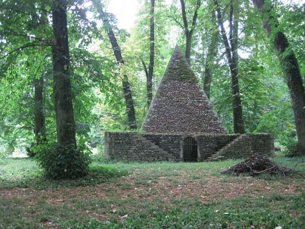 La Pyramide
Désert de Retz
Chambourcy
(© collection OCJ) La Pyramide
Désert de Retz
Chambourcy
(© collection OCJ)