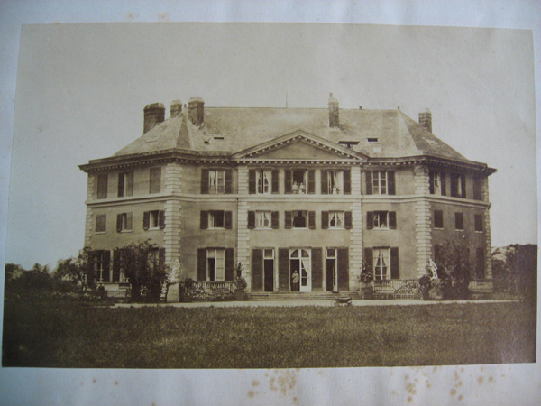 Façade nord du château de Colmoulins en 1860, photo Kayser, collection de l'auteur. Façade nord du château de Colmoulins en 1860, photo Kayser, collection de l'auteur.