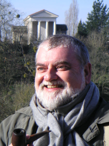 Devant le Temple de l'Amitié à la Garenne Lemot (cl. Gabriel Rabreau, 2006) Devant le Temple de l'Amitié à la Garenne Lemot (cl. Gabriel Rabreau, 2006)